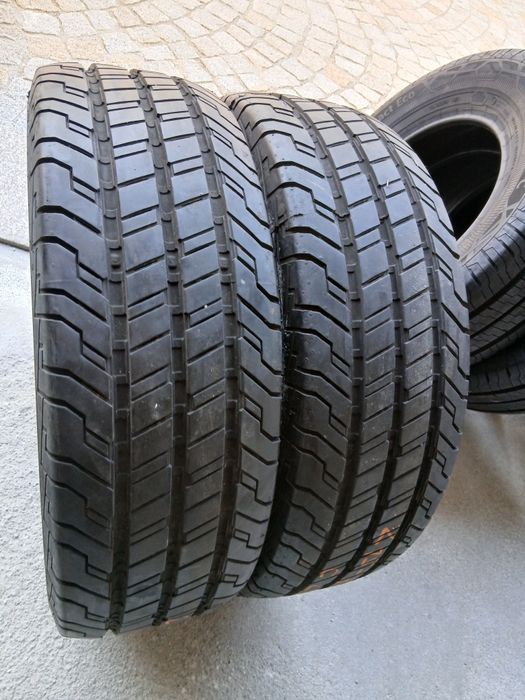 Pneus Novos 215/70R15 C Continental