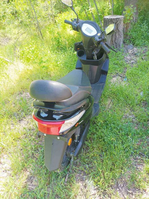 Продам электроскутер Yadea EM215 (2 кВт) в идеальном состоянии!