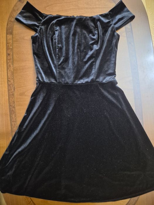 Неймовірно гарна чорна сукня з блиском.