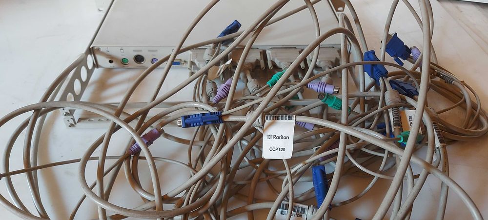 8-портовий KVM перемикач Raritan CompuSwitch CS8
