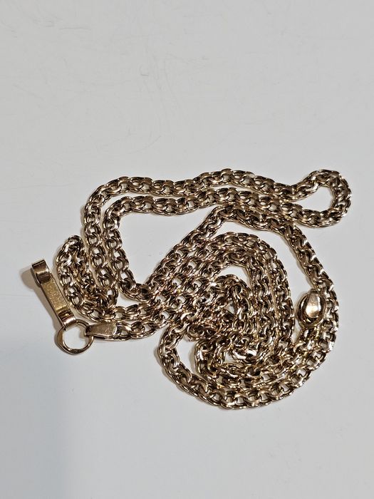 Элегантная золотая цепь.