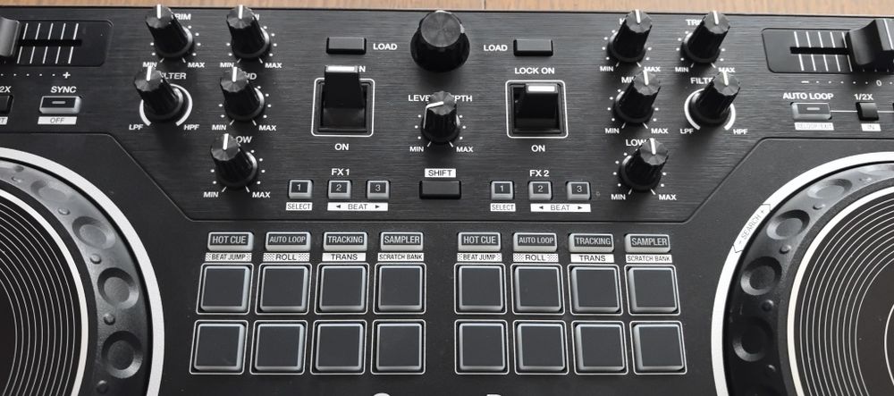 Kontroler DDJ-REV1 marki Pioneer DJ
