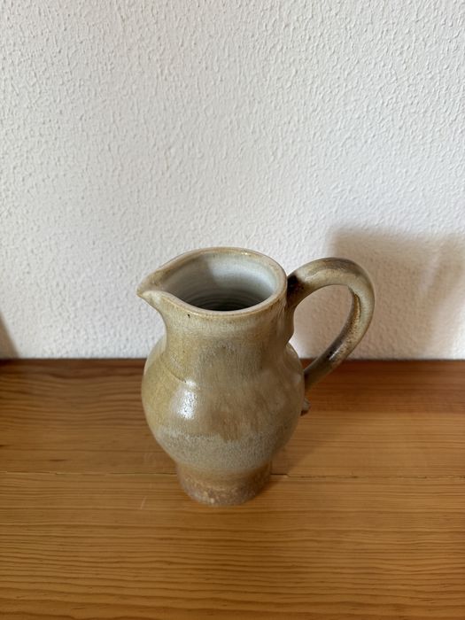 Jarro vintage em cerâmica em perfeitas condições, com base de 11 cm de diâmetro e 19,5cm de altura.