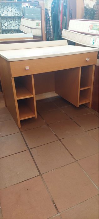 Secretaria em madeira e branco