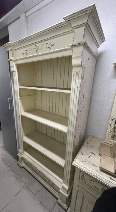 Beżowa szafa z półkami i szufladą, motyw z lawendą, kwiaty, malowane