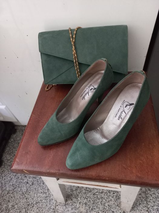 Conjunto de sapatos e bolsa em camurça verde