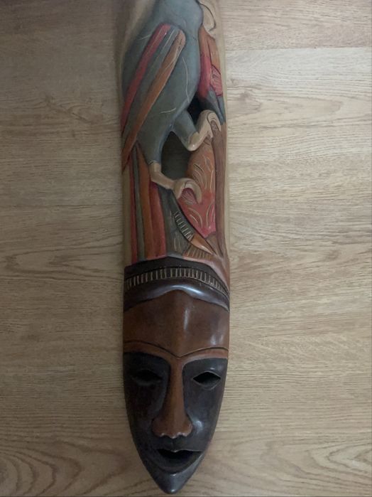 Mascara africana em madeira