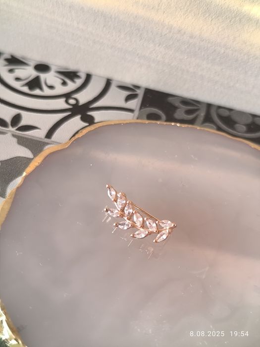 Nausznica w kolorze zlota z kryształkami