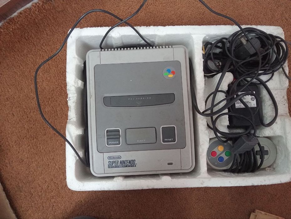 Продам две консоли SUPER NINTENDO одна и вторая хз название