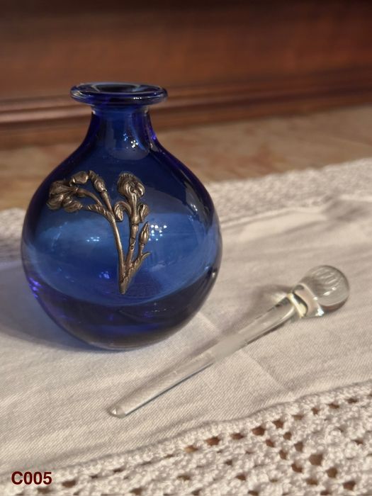 Frasco de perfume com detalhe em estanho