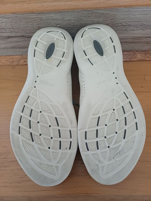Lekkie wygodne męskie  buty sneakersy CROCS r.42. Stan bardzo dobry.