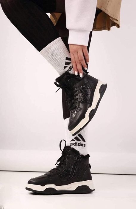 Зимові жіночі кросівки.