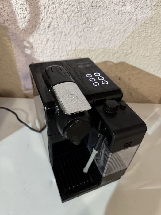 Кавомашина капсульна DeLonghi Nespresso Lattissima Touch EN 560.B