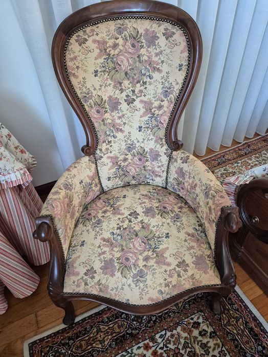 Cadeirão em madeira de castanho almofadado