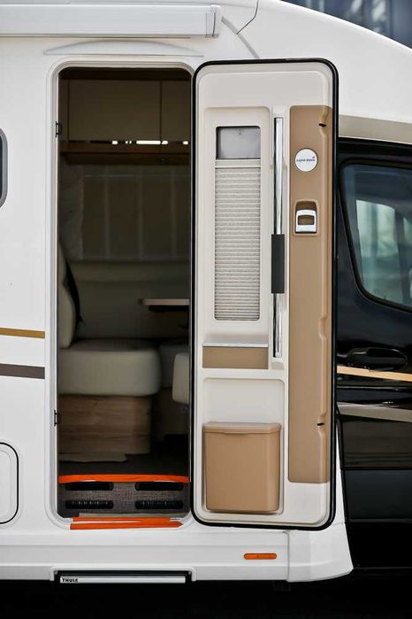 Wynajem NOWY LUKSUSOWY Kamper Mercedes  / 4 Osobowy