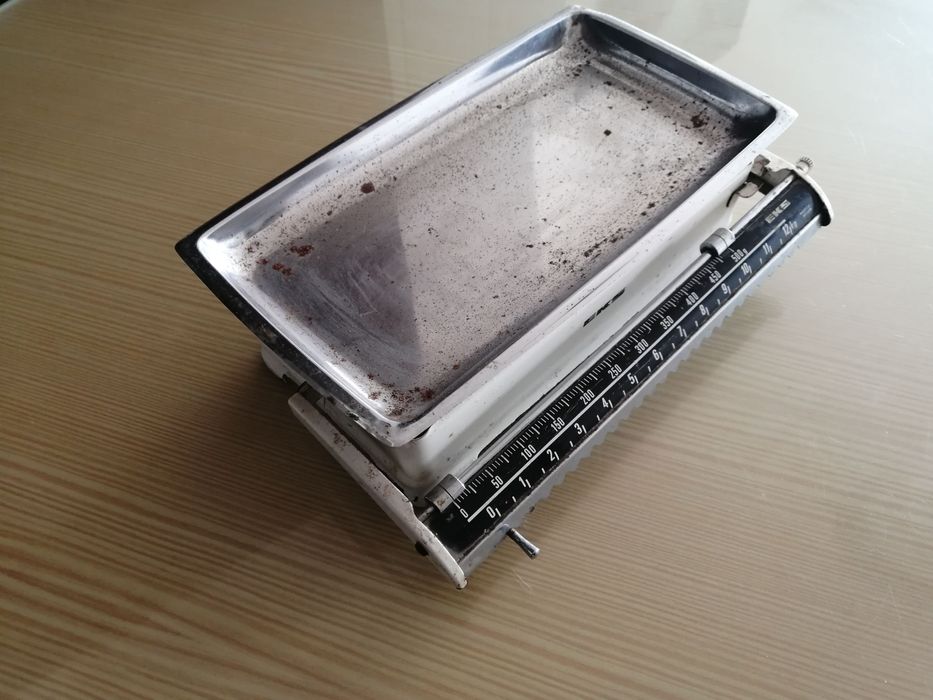 antiga balança de cozinha a funcionar