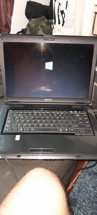 PC Toshiba pronto para ser utilizado.