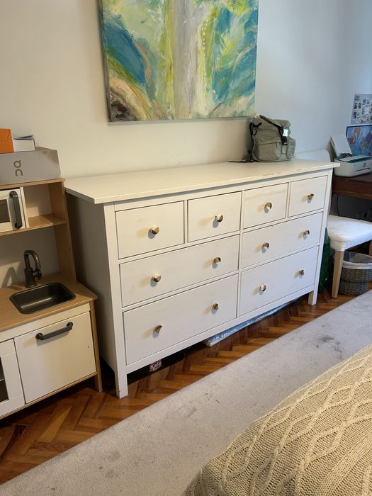 Cómoda Ikea Hemnes branca com muita arrumacao