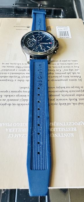 Zegarek Tommy Hilfiger Bank z silikonowymi logonwanymi paskami