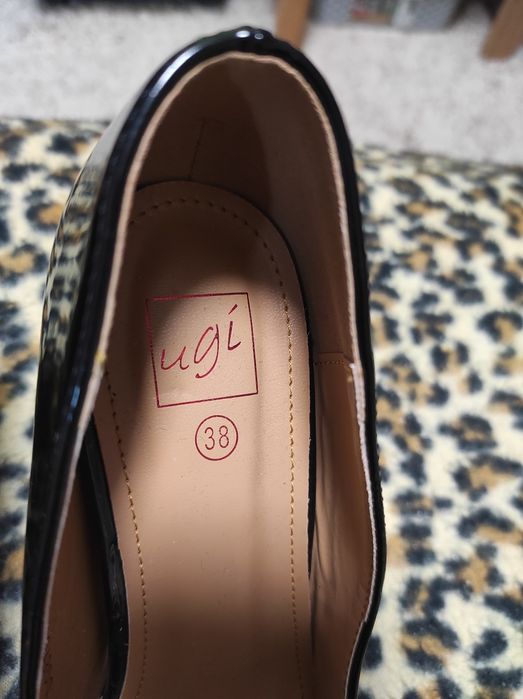 Lakierowane buty na obcasie