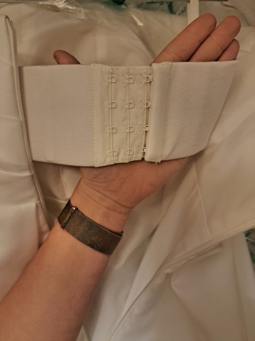 Piękna suknia ślubna z rozcięciem Agnesse