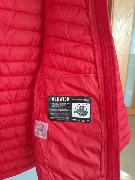 Piękna czerwona kurtka wiosenna