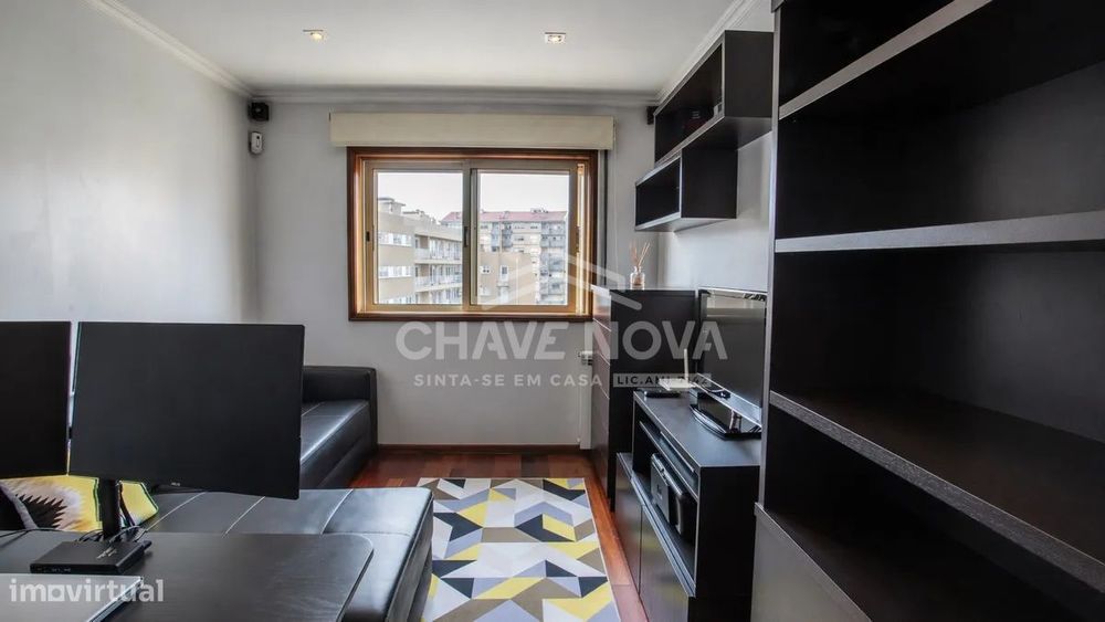 Apartamento T2 com Varanda e Garagem Box