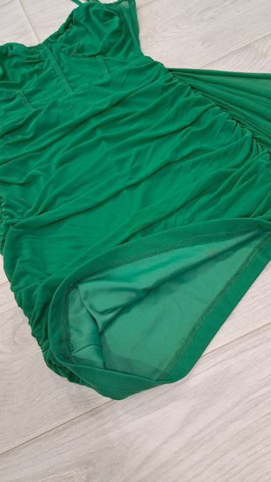 Вечірня сукня зелена шлейф драпіювання