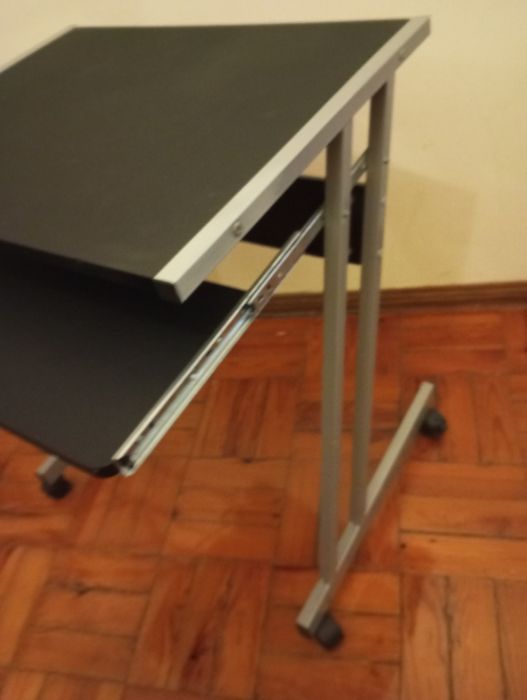 Mesa/secretária com rodas