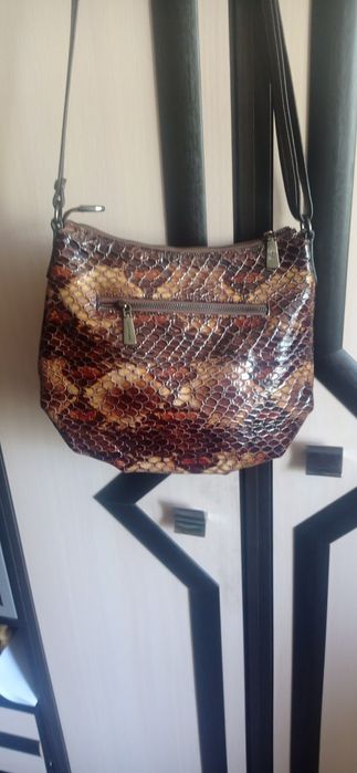 Продам женскую сумочку под рептилию