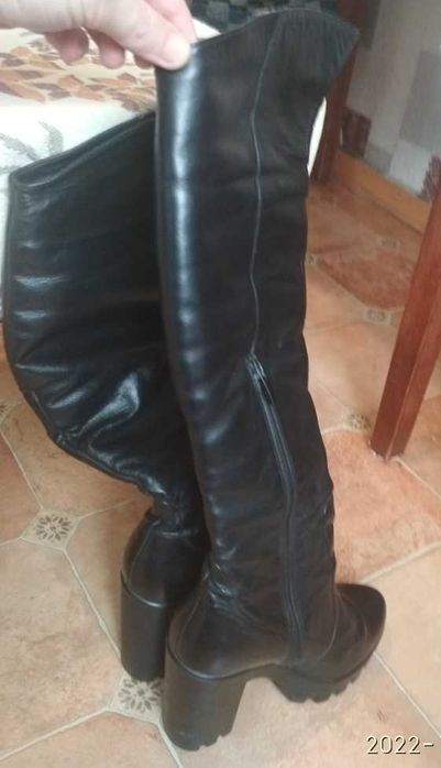 Шкіряні зимові чоботи жіночі на  37 размер.
