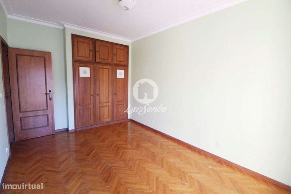 Apartamento T2, situado em Arcozelo, a 4km da Praia