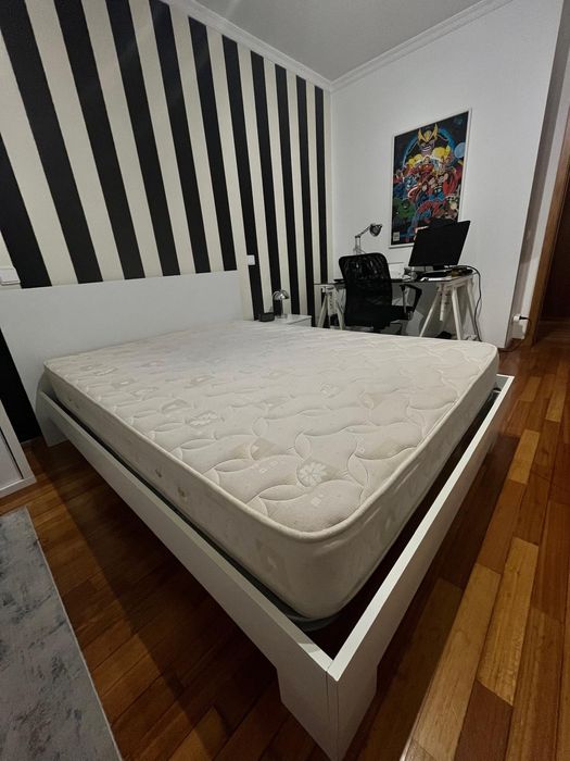 Vendo cama de Casal Branca com colchão, e uma mesa de cabeceira.