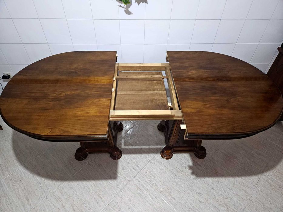 Mesa de jantar desdobrável + 8 cadeiras
