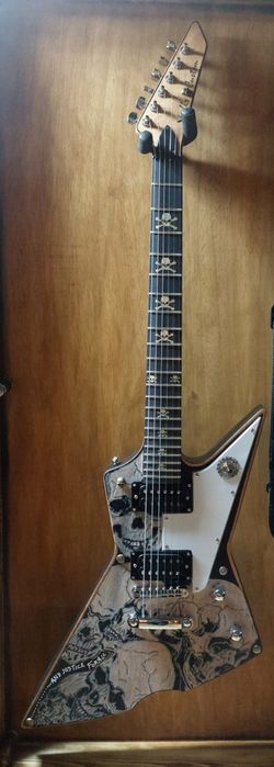 Vendo guitarra personalizada peça única com o tema And Justice for all