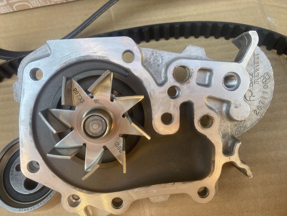 Комплект ГРМ + помпа + ремень генератора Dacia Logan 1.6 пробіг 20 000