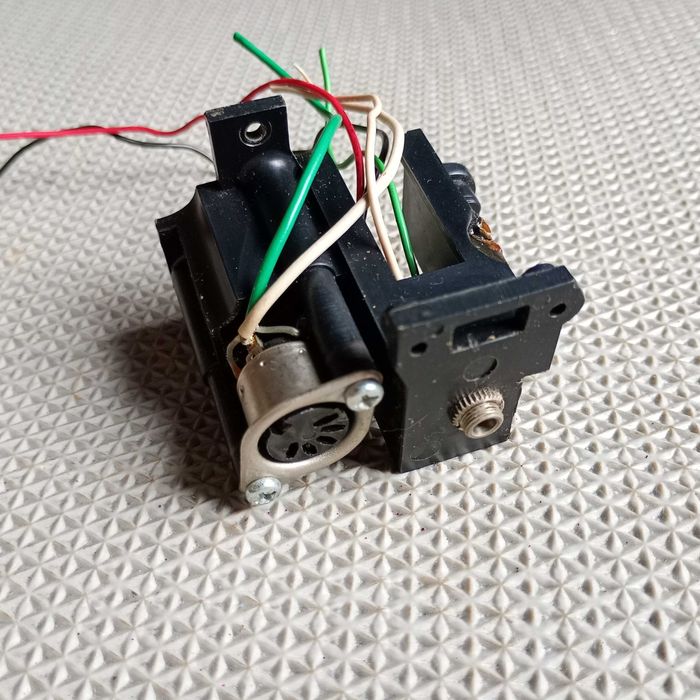 Gniazdo, elektronika