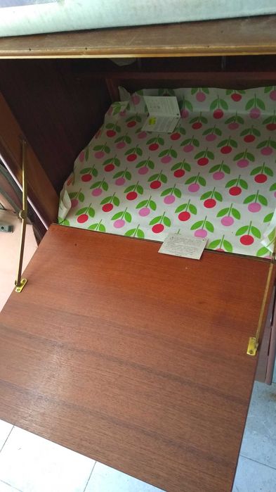 Roupeiro com espelho.