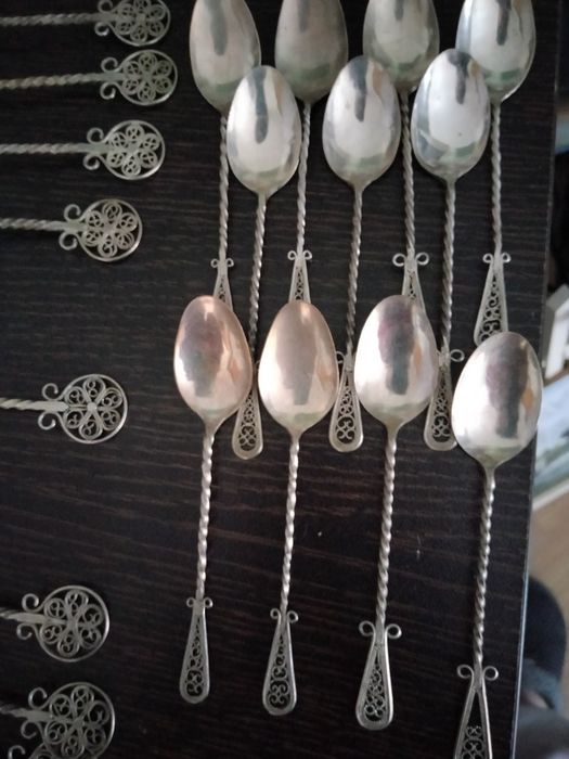 Antigo conjunto de colheres de chá e café em casquinha.