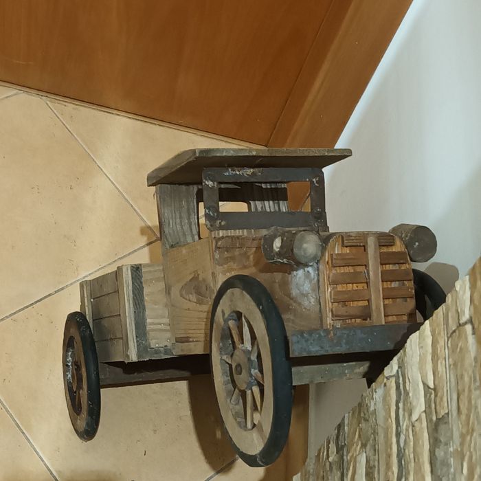 Antigo e raro camião de madeira