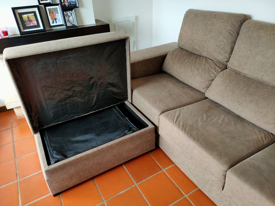 Sofá com chaise e banquetas