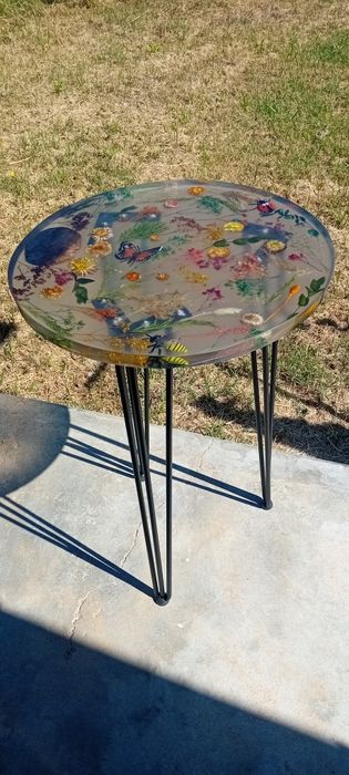 Mesa de apoio de resina com flores naturais