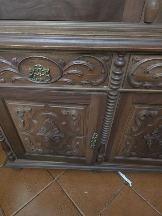 Móvel de sala em madeira trabalhada
