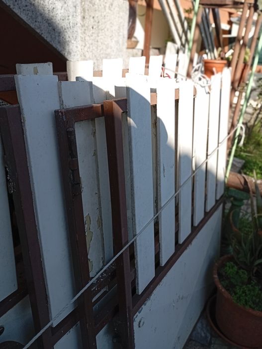 Porta de entrada
Dimensões:
Comprimento: 100cm;
Altura: 121,5/125 cm.