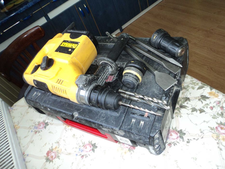 Dewalt d25404 qs mocna  mlotowiertarka 3-funkc.900w 4.2 j z kuciem-W ZESTAWIE 3 GLOWICE.