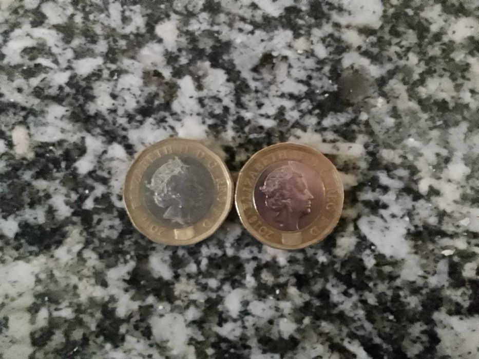 2 moedas de 1 libra de 2016 e 2018 de elizabeth II respectivamente