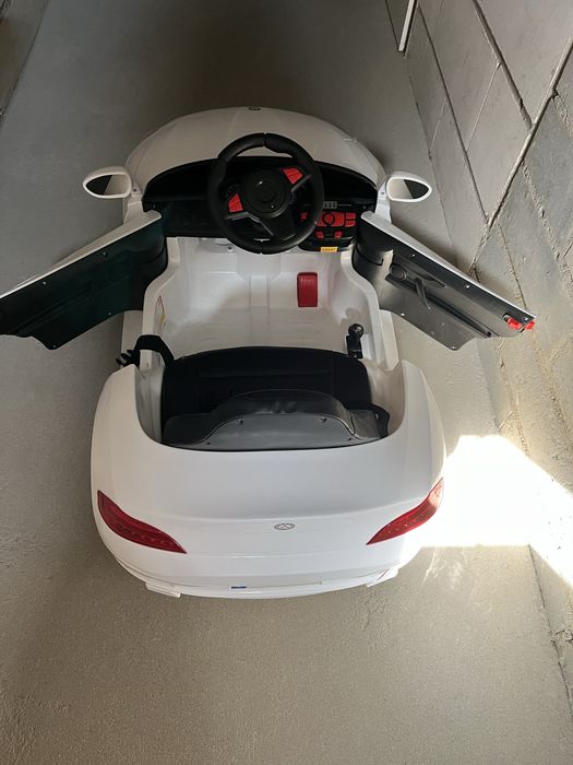 Samochód na Akumulator Auto na Akumulator Samochodzik - LED, Dźwiękami i Otwieranymi Drzwiami Pilot