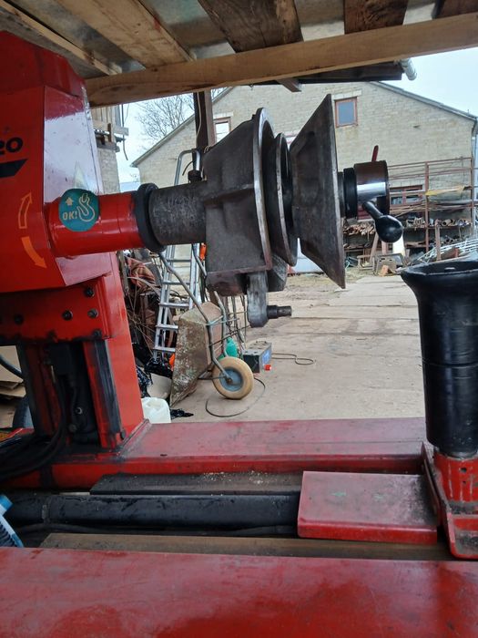 Montażownica do opon ciężarowych