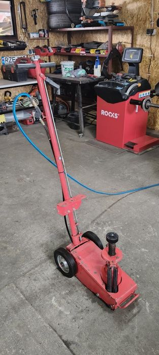 Podnośnik ciężarowy pneumatyczny 22 tony