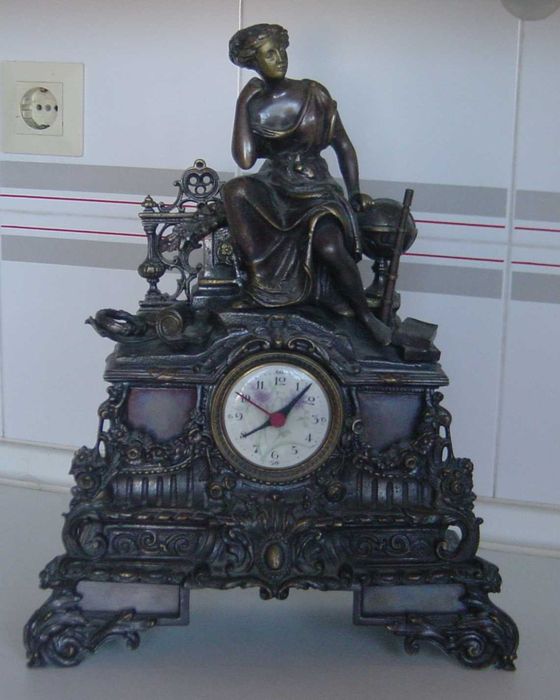 Caixa de Relógio de mesa antigo, figurativo, em bronze escuro patinado
